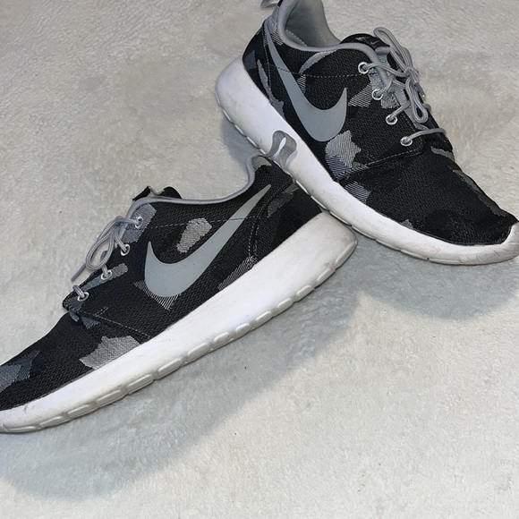 Women’s Nike Roshe One Jacquard Print - Size 11 - Picture 2 of 13